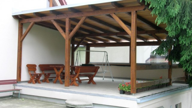 Überdachung einer Terrasse in Holzbauweise