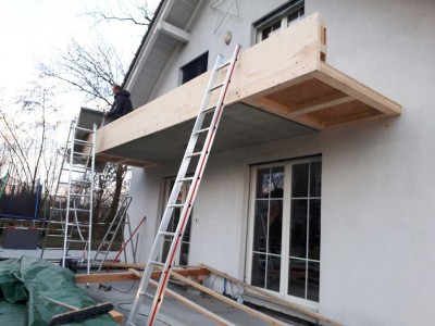 Der Balkon wird mit einer Holzkonstruktion erweitert
